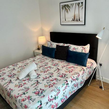 Spacious Urban Gem Apartment With Parking Bracknell Kültér fotó