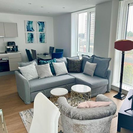 Spacious Urban Gem Apartment With Parking Bracknell Kültér fotó