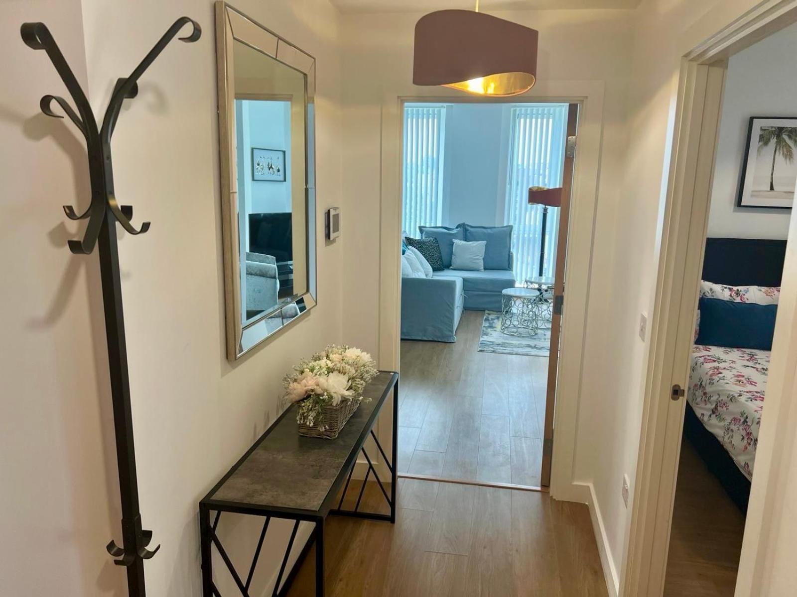 Spacious Urban Gem Apartment With Parking Bracknell Kültér fotó