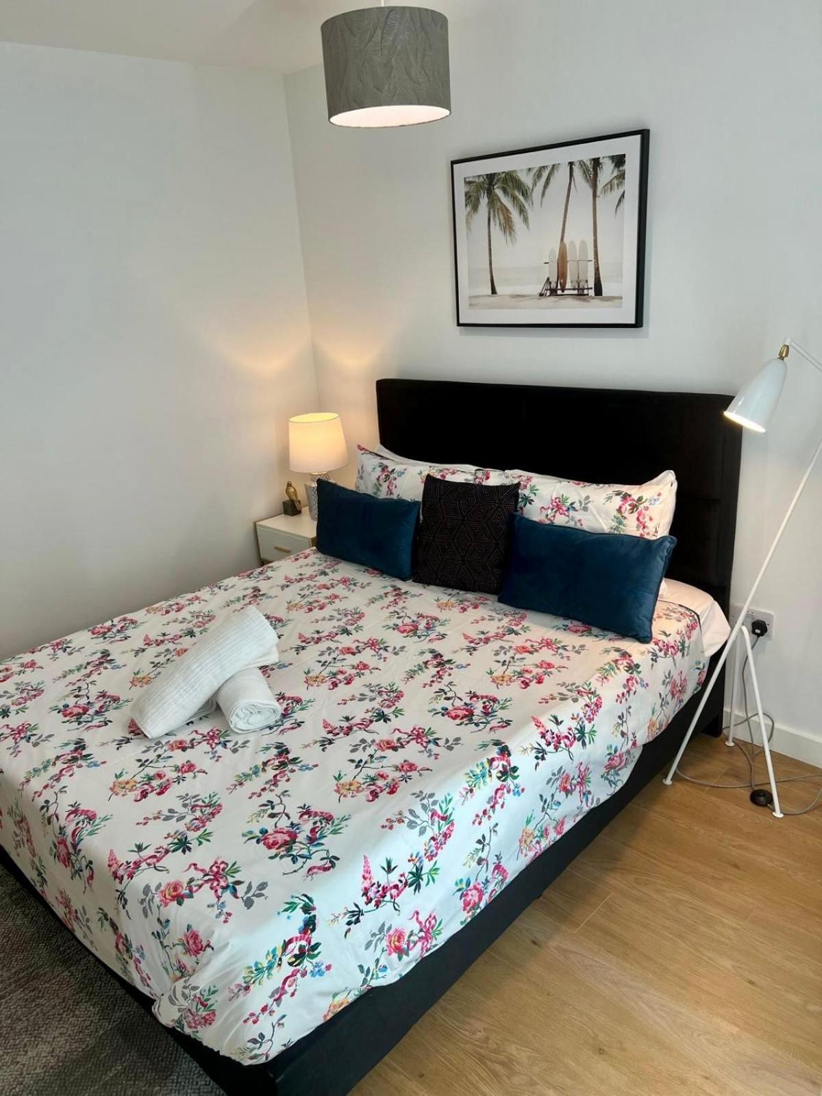 Spacious Urban Gem Apartment With Parking Bracknell Kültér fotó