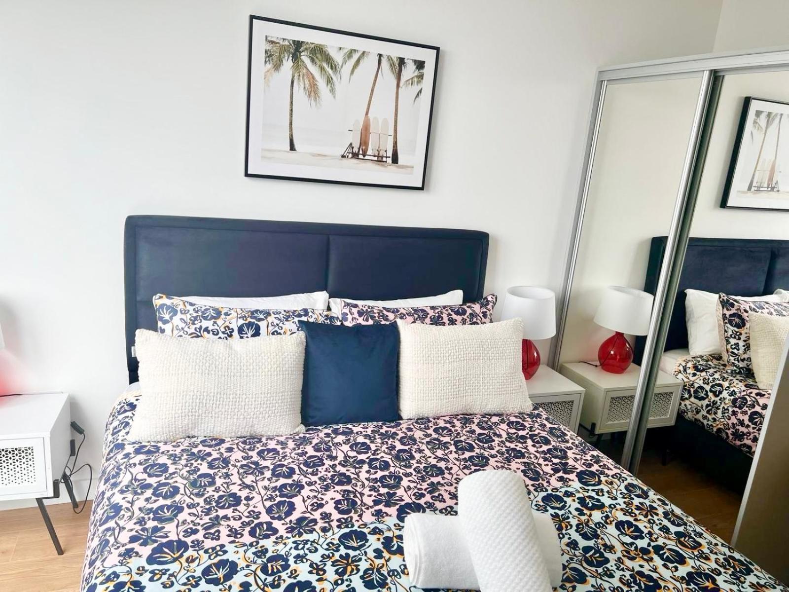 Spacious Urban Gem Apartment With Parking Bracknell Kültér fotó
