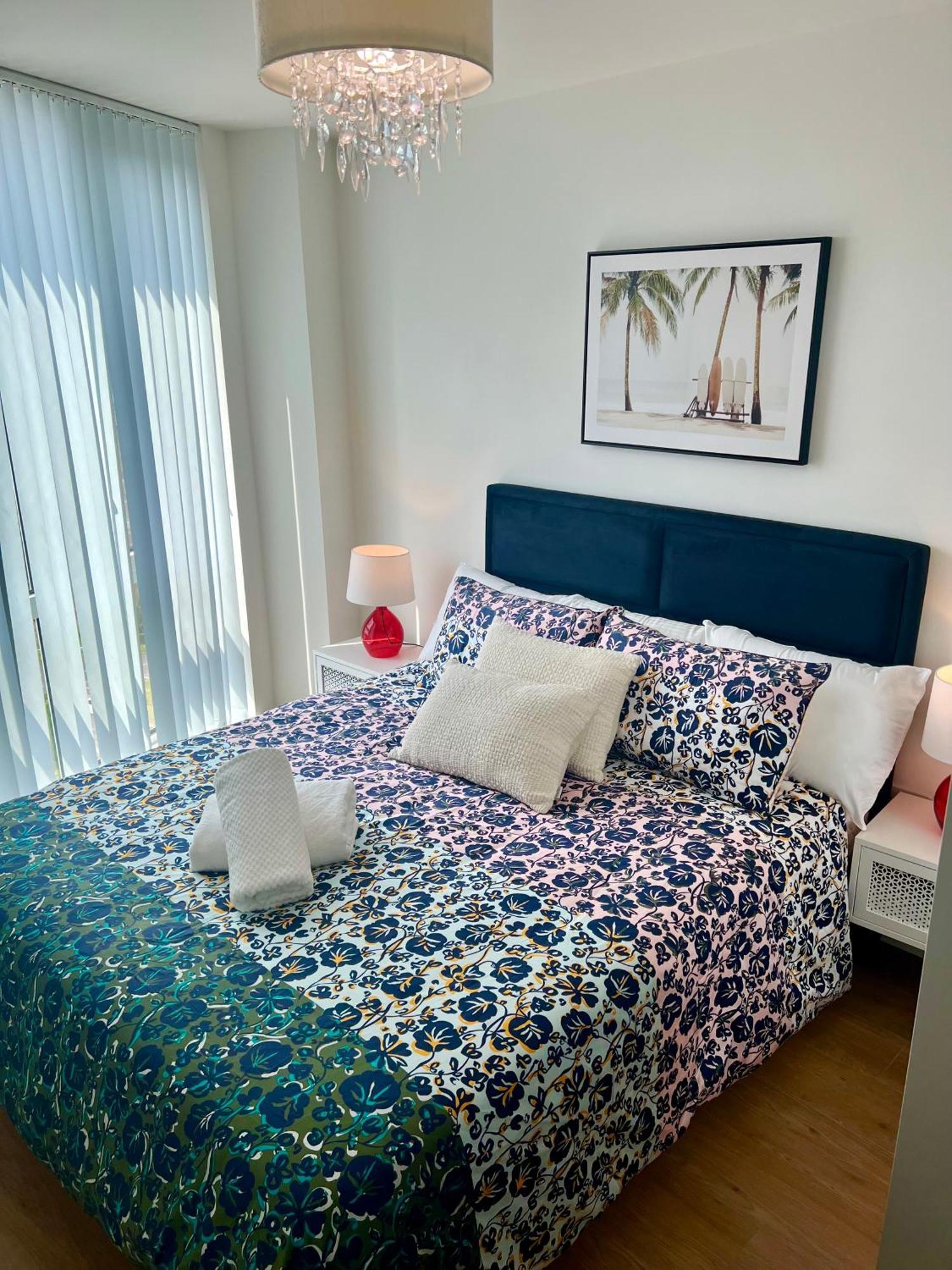 Spacious Urban Gem Apartment With Parking Bracknell Kültér fotó